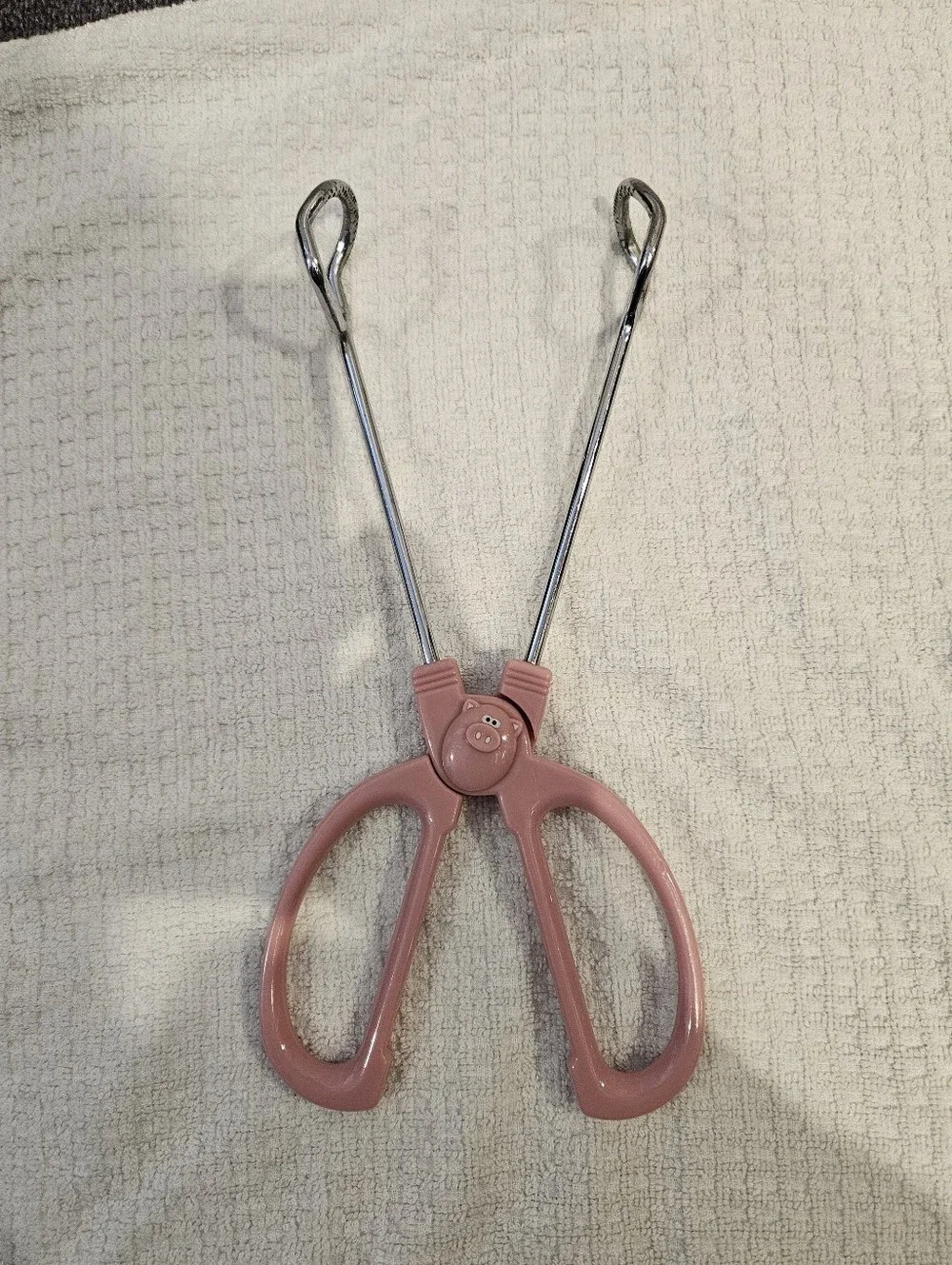 Jo!e pink pig tongs, timer, frosting spatula and very small spatula.
